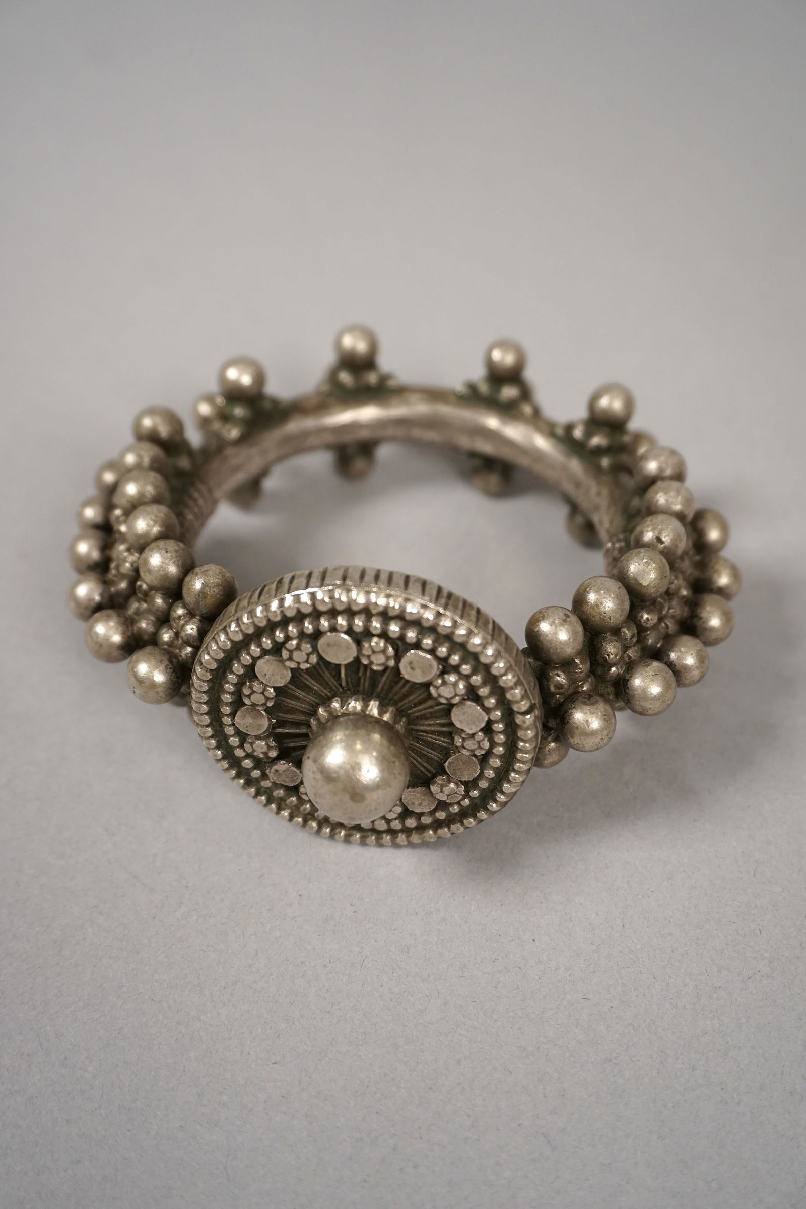 Antique Islamic Northern Yemen Heavy Silver Bracelet (Musammatat): Early 20th century antique Silver Yemeni bracelet Al- Dhahiyy Region. 1 pound in weight, approx 453 grams.