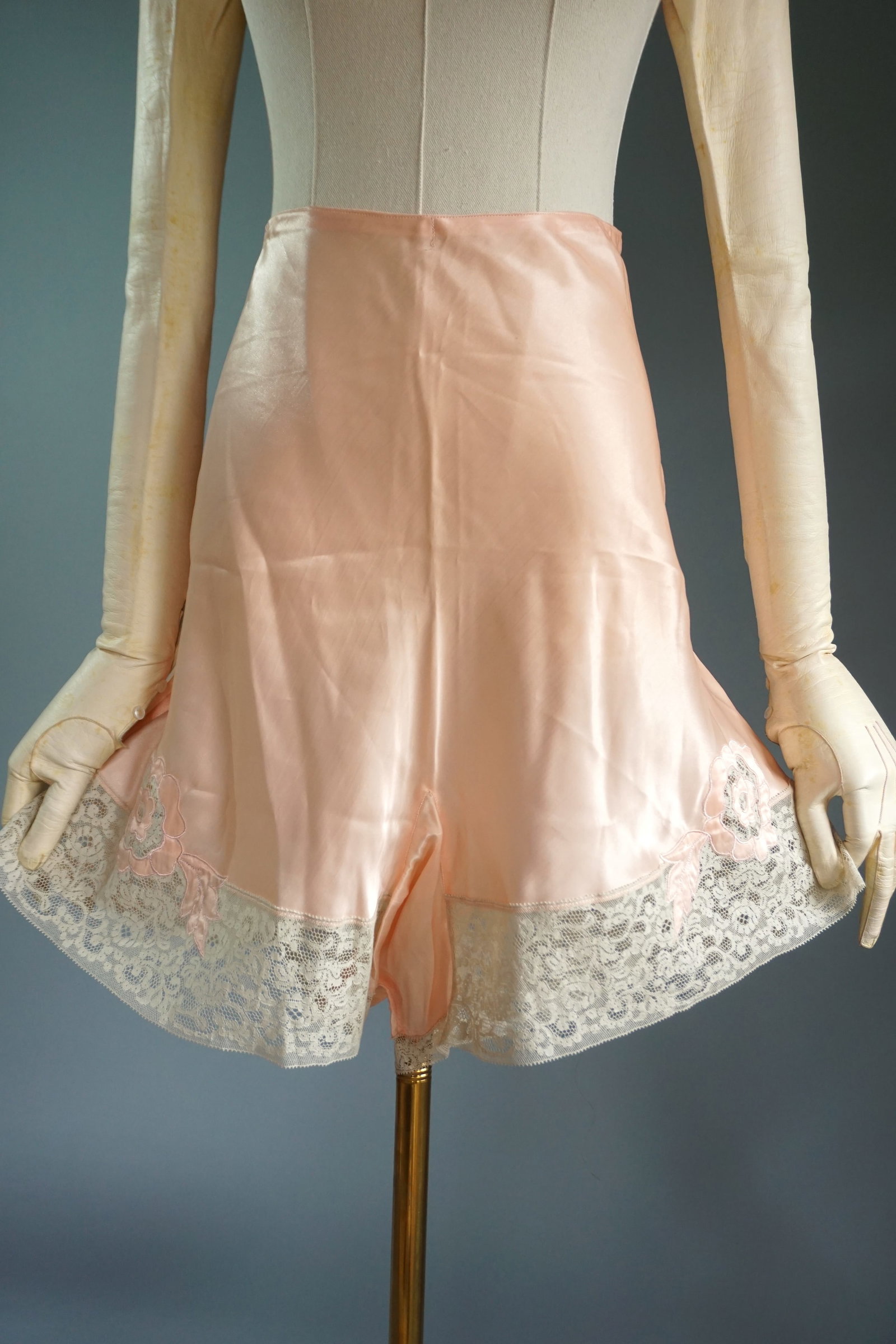 Vintage 1930s 40s Mondaine Pink Rayon Satin Tap Shorts with Lace Appliqué: Vintage 1930s-1940s Mondaine lingerie tap shorts in soft pink rayon satin, featuring delicate floral lace insets and appliqué. Designed with a high waist and a fluttering silhouette. The intricate la