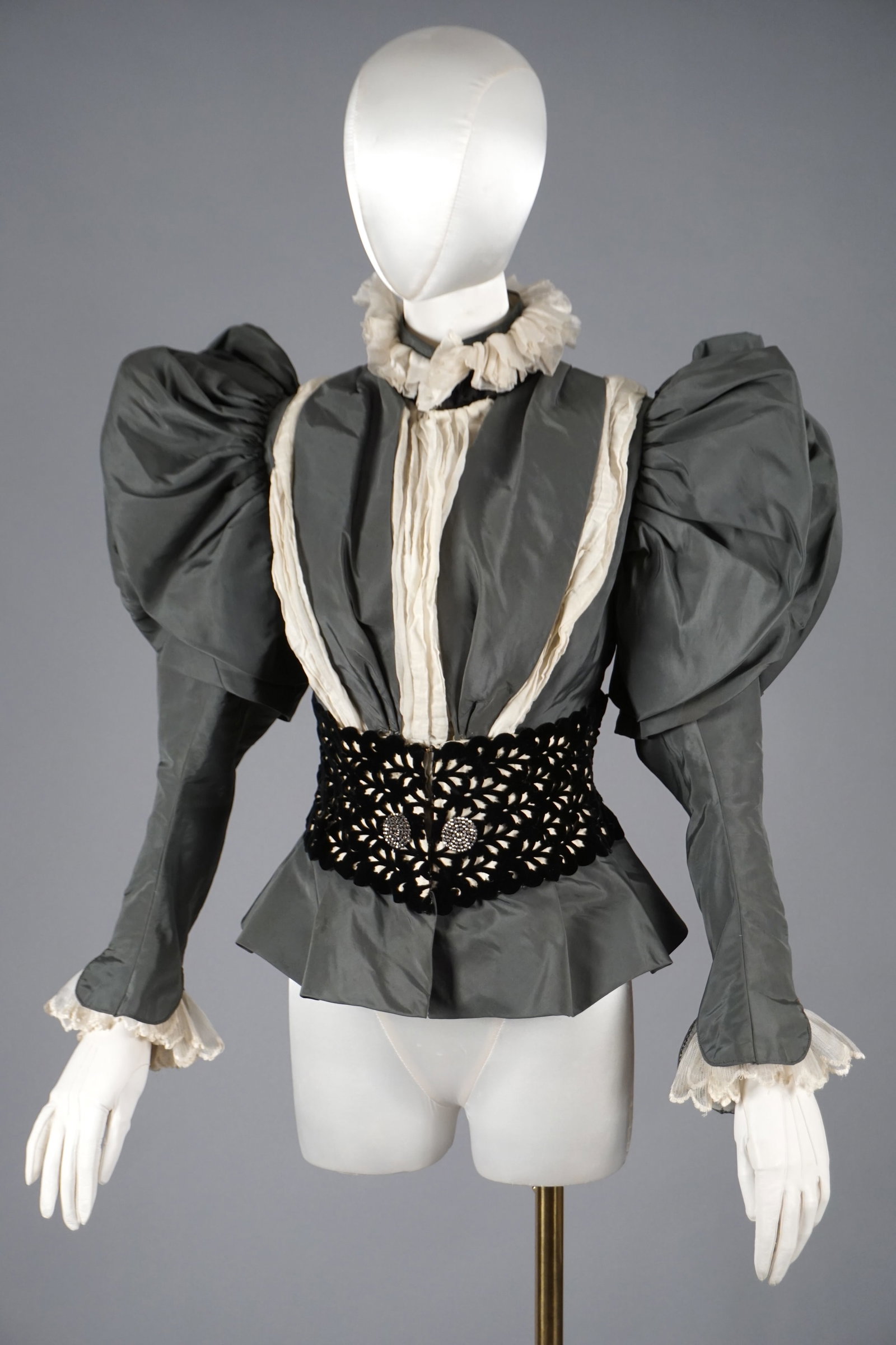 Antique Victorian Bodice, Laurière Soeurs, Montpellier – Gigot Sleeves, Velvet Cutwork: A magnificent late 19th century French Victorian bodice, preserved in exceptional condition and labeled by Laurìère Sœurs, a distinguished sister-run atelier located at 29 Grande Rue in Montpellier