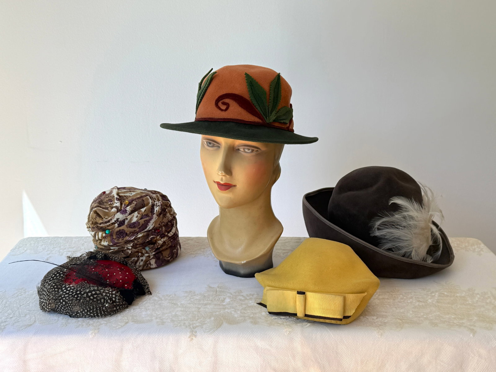 Group of Five Vintage Hats and Black Ostrich Feathers, 1930s 1950s: Group of five vintage hats, some with appliqué and beautiful feathers. Comes along with a bag of antique ostrich feathers.