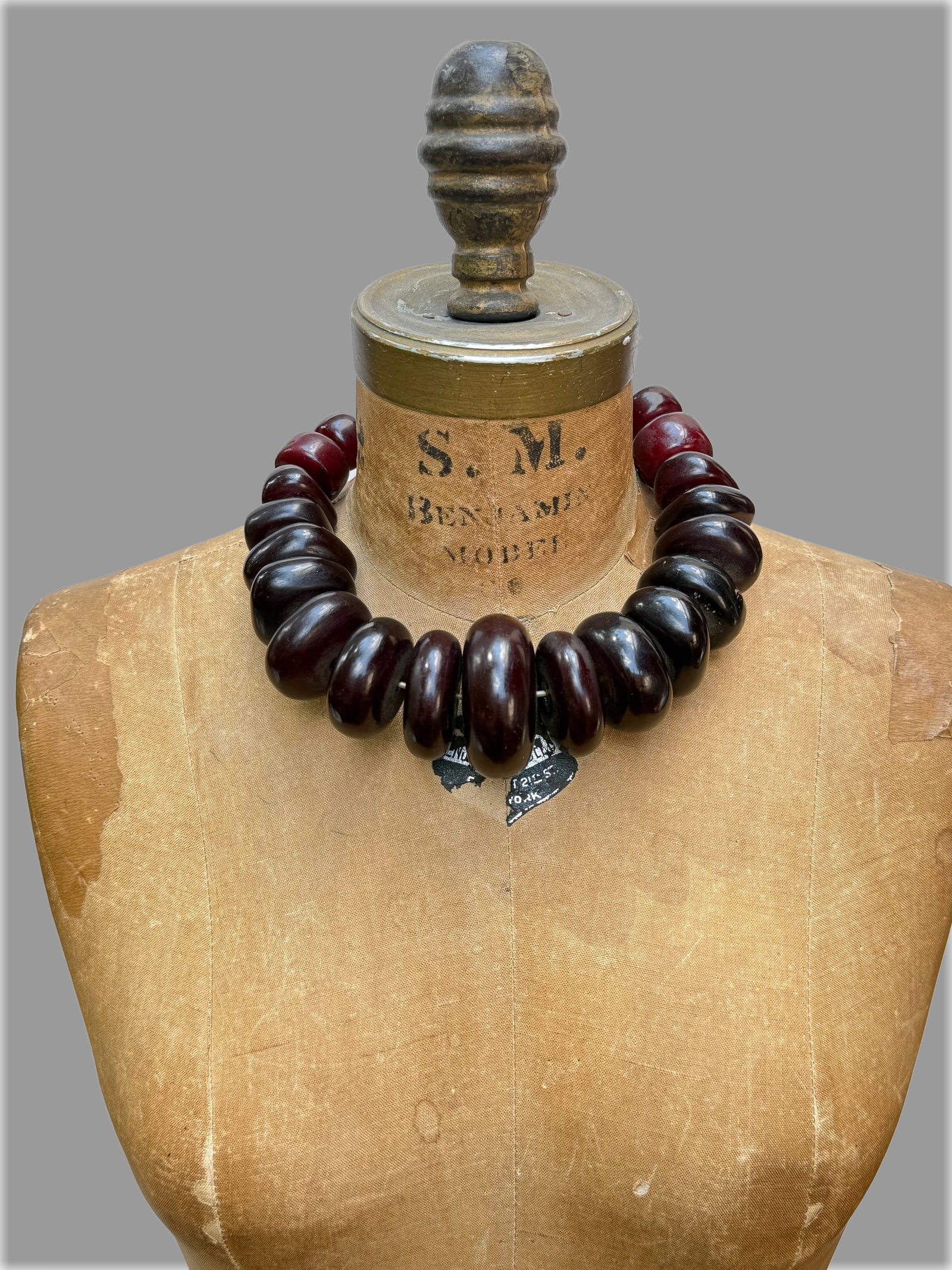 Antique Art Deco Faturan 355g Cherry Amber Bakelite Bead Necklace Veined Phenolic Resin: An exceptional antique Faturan cherry amber Bakelite graduated bead necklace comprising massive, graduated disk rondelle beads that showcase an imposing visual scale rarely seen on the market. The phe