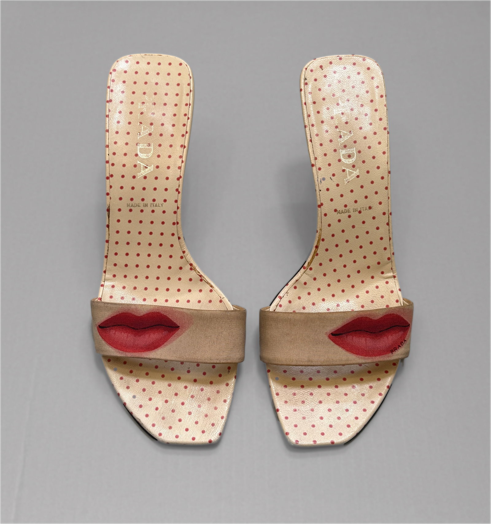 Vintage Prada S/S 2000 Lip Print Polka Dot Mule Sandals Size 38: Vintage Prada open toe sandals from the Spring/Summer 2000 runway collection. Made in Italy, size 38. Pop art graphic print of red lips on a beige/ off white fabric toe strap, and insole covered in re