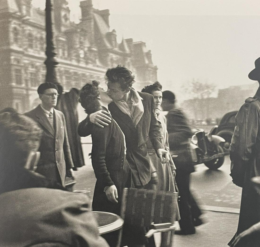 Robert Doisneau - Kiss in Front of Hotel de Ville, 1950 (1 of 1)