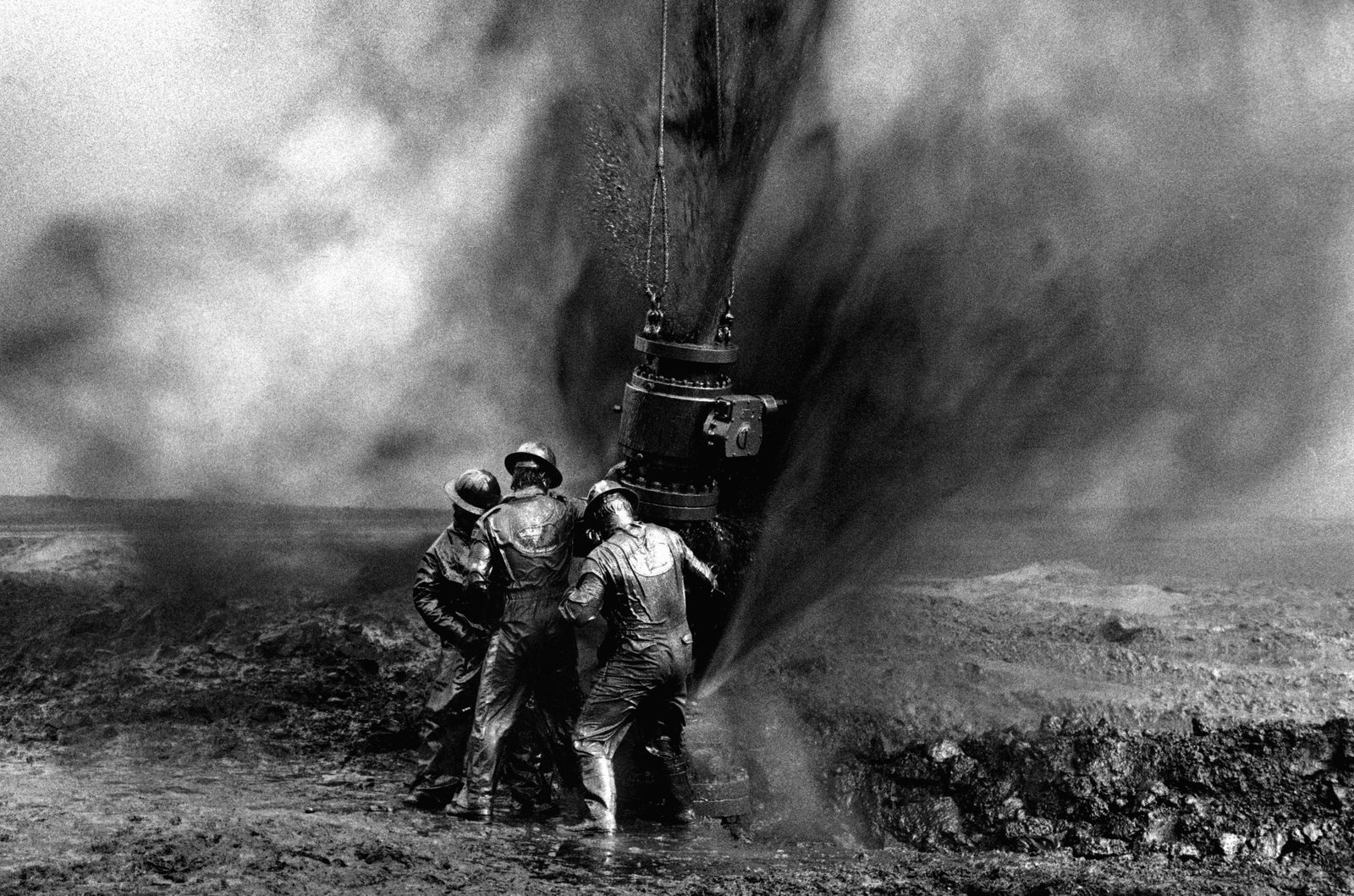 Sebastiao Salgado - Greater Burhan Oil Field, Kuwait, 1991 (1 of 1)
