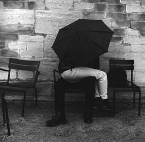 Louis Stettner - Couple Kissing Under Umbrella, 1997