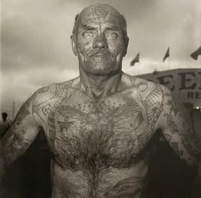 Diane Arbus - Tattooed man at carnival, MD, 1970