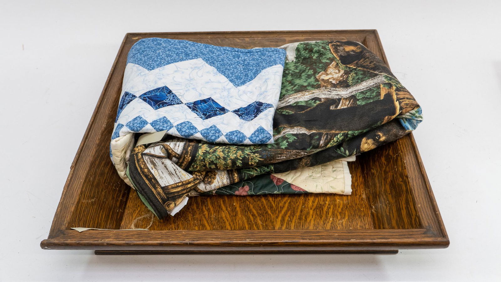 Assorted Handmade Quilts: Description This lot features (1) Small Handmade Bear Quilt. Size is 48" X 34". This lot also includes (2) Table Runners. One is 42" X 16" and the other is 60.5" X 20" Condition Good Condition