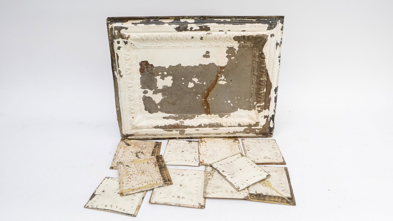 Large Tin Ceiling Tile & Small Tin Ceiling Tiles: Description This lot features (1) Tin Ceiling Tile. This would be great to repurpose or add into your home for an antique look. This lot also includes (9) Small Tin Ceiling Tiles. Sizes vary. Size Lar