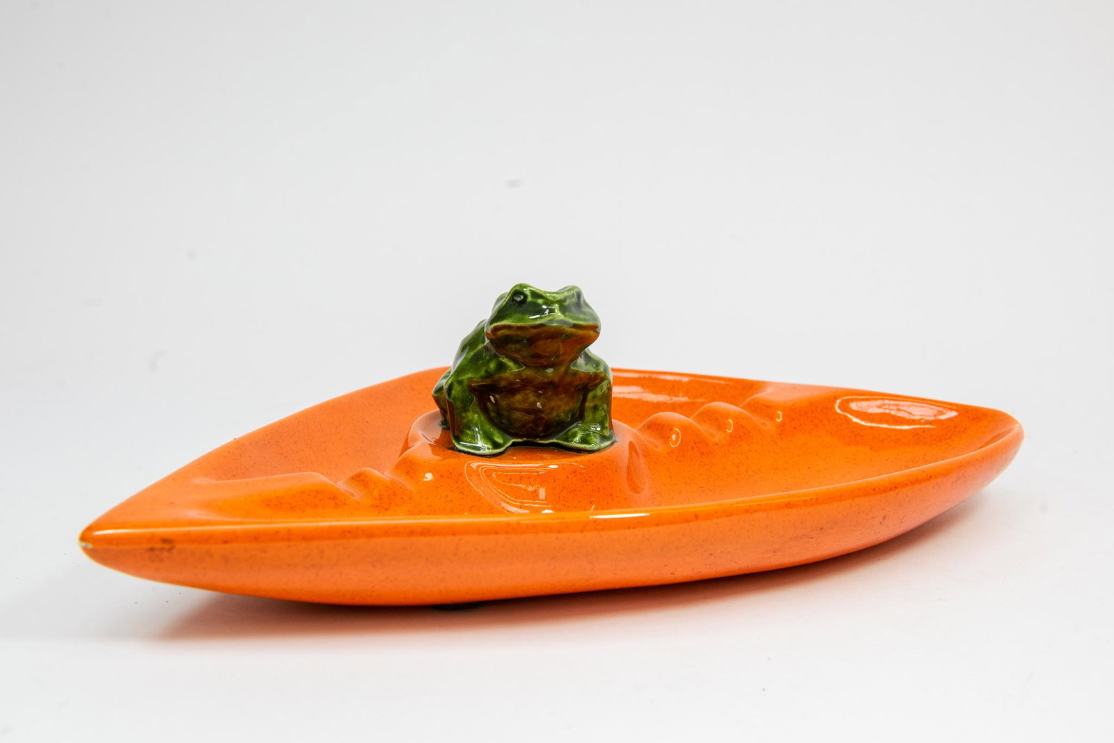 Ceramic Frog Themed Platter: This lot features a vintage ceramic frog-themed platter. Could be used as a large ashtray. Size 14''W 10''D Condition Good Condition