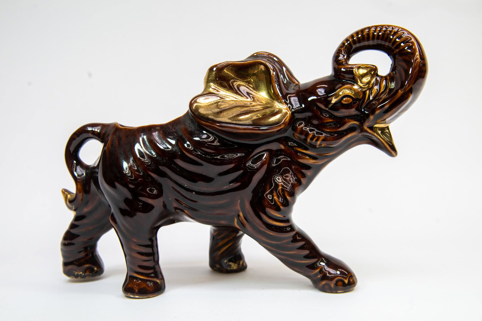 Ceramic Elephant Planter Vase: This lot features (1) large ceramic elephant planter vase. Size 16''W, 10.5''T Condition Good Condition