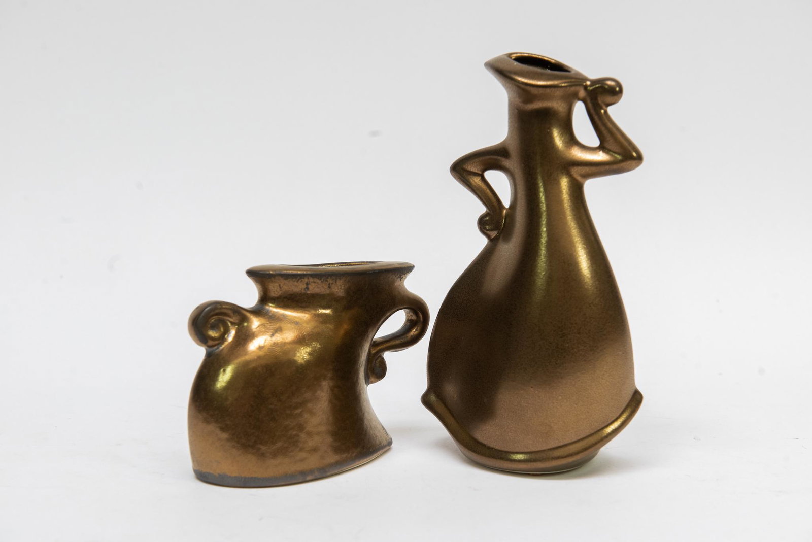 Michael Lambert Signed Pottery: This lot features (2) stunning signed pieces of pottery by Michael Lampert in very good condition. Michael Lampert has been handcrafting pottery in California since 1967 and has been featured in publi