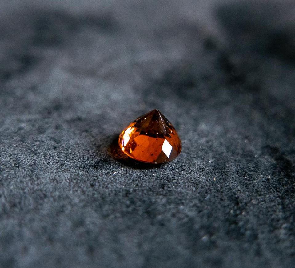 2.0CT MALAYA GARNET: 2.00ct 7 x 5.3 Malaya garnet, transparent in clarity, pale golden color, brilliant round cut. Appraised in 1995 at $500 by Bouchér Jewelers. Confirmed by third party with Salem Auction House. Con