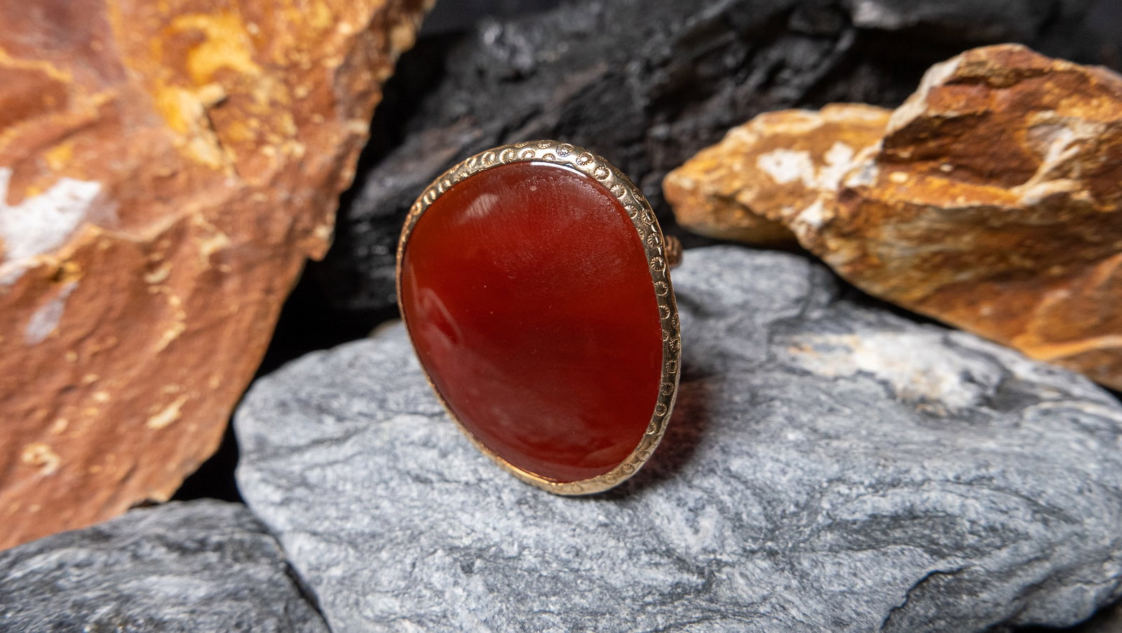 STERLING SILVER CARNELIAN RING: Sterling silver ring with what appears to be a large Carnelian. Approx. weight is 16.08 grams. Size 10. Size Size 10 Condition Very good condition.