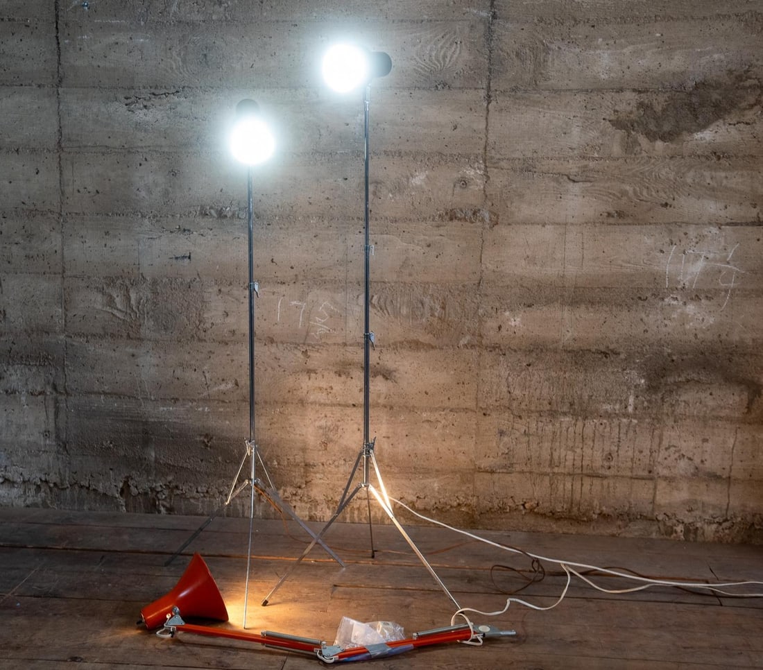 VINTAGE ADJUSTABLE LIGHTING: Three vintage adjustable lighting fixtures all in working condition. 32'' tall when broken down and then can be extended for more height during use. Size 32''H 10''W Condition Various conditions. Work