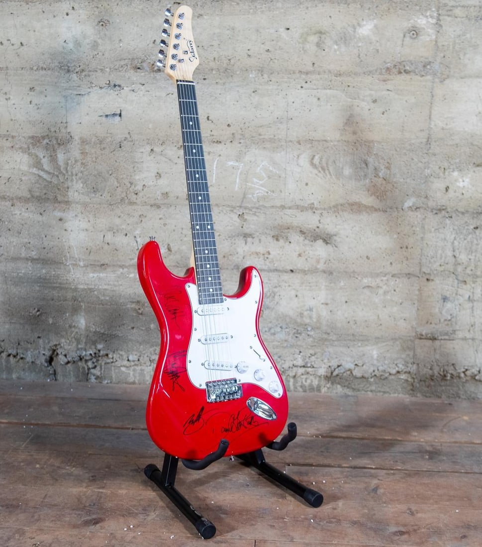 VAN HALEN SIGNED GUITAR (1 of 6)