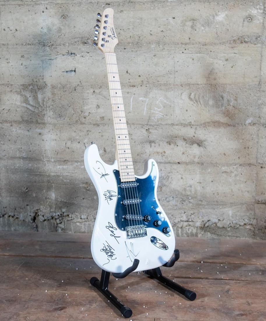 GUNS N' ROSES SIGNED GUITAR (1 of 5)