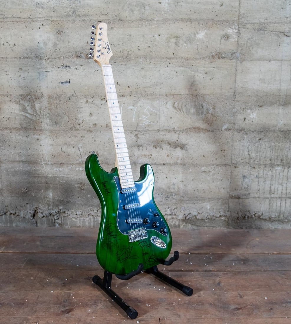 U2 SIGNED ELECTRIC GUITAR (1 of 6)