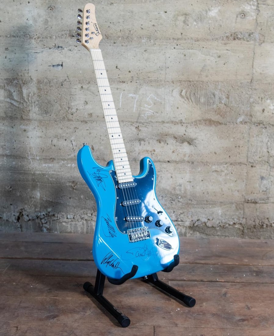 VAN HALEN SIGNED GUITAR (1 of 7)