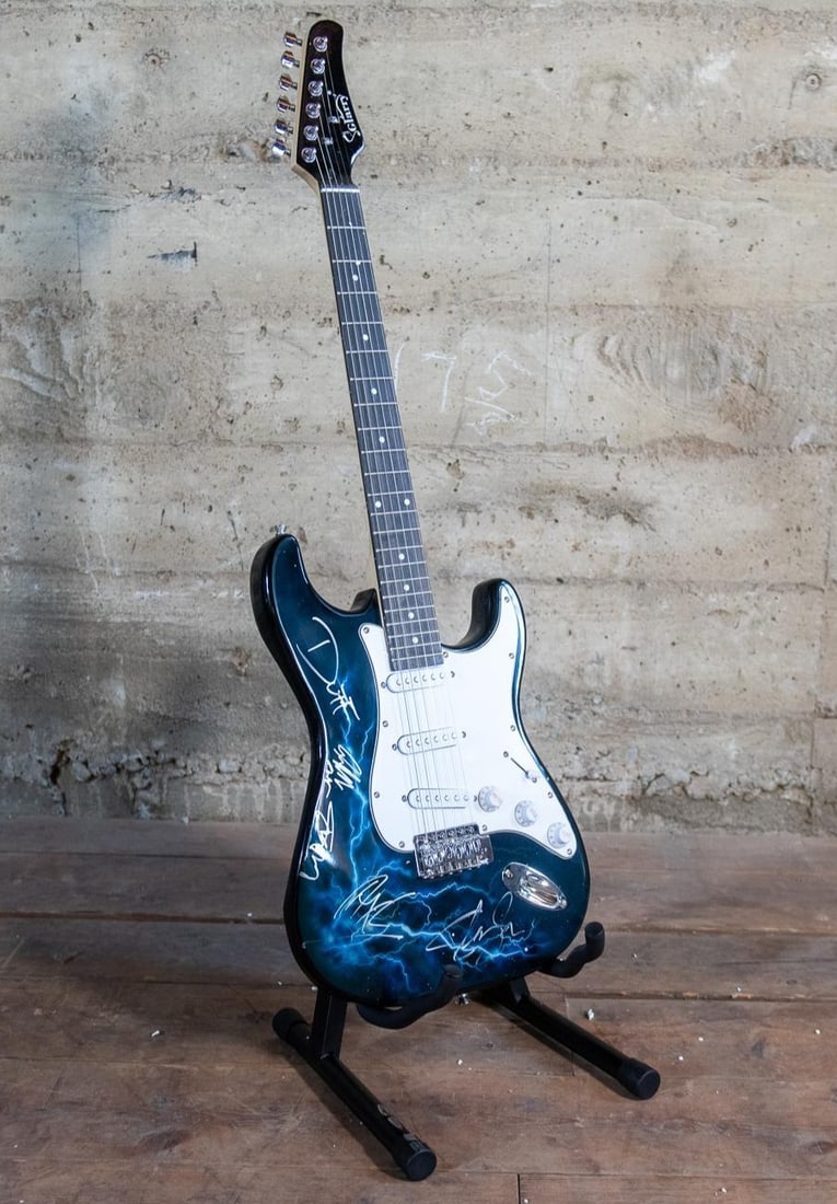 GUNS N' ROSES SIGNED GUITAR (1 of 7)