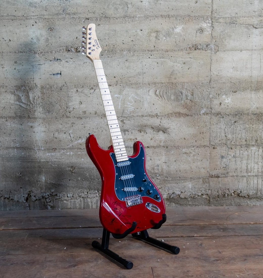 BRUCE SPRINGSTEEN SIGNED GUITAR (1 of 4)