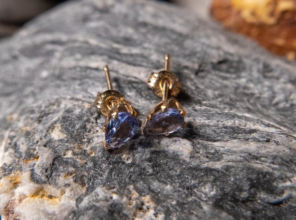 10K GOLD TANZANITE EARRINGS: 10k gold earrings with what appears to be Tanzanite. Approx. weight is .32 grams. Condition Very good condition.