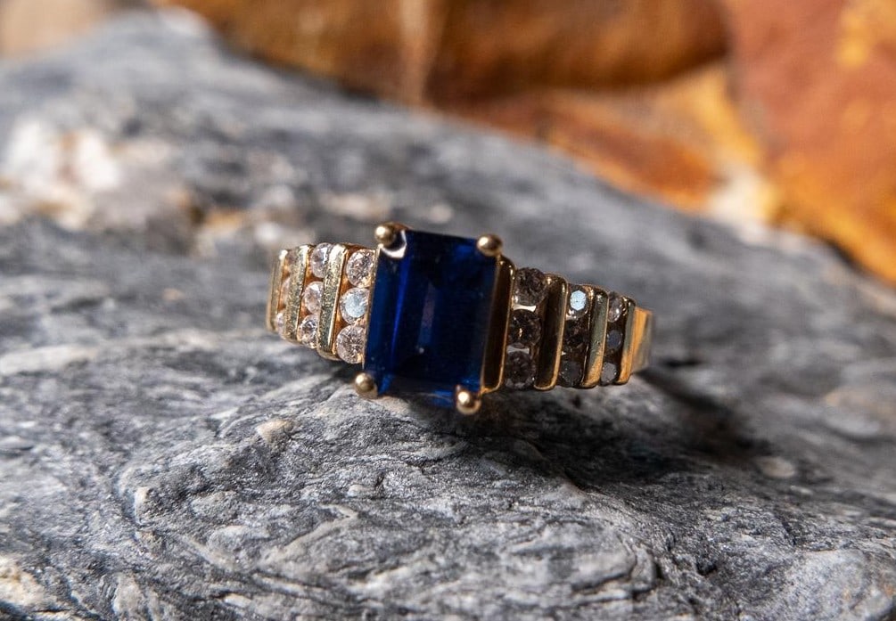 10K GOLD DIAMOND & SAPPHIRE RING (1 of 3)