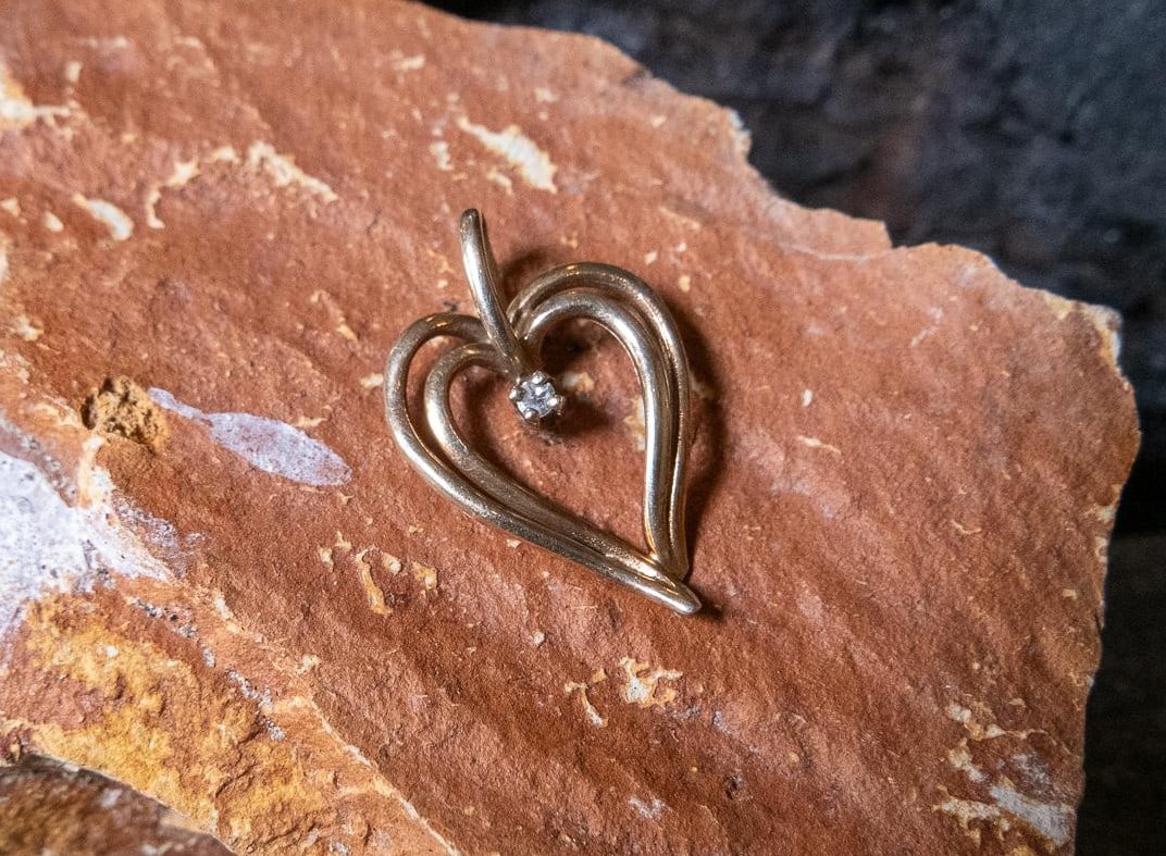 10K GOLD HEART PENDANT: 10K gold heart pendant, approx. weight is .94 grams. Condition Good condition.
