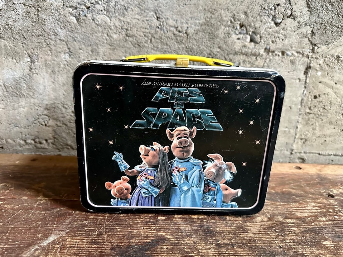 THE MUPPET SHOW "PIGS IN SPACE" LUNCH BOX: The Muppet Show "Pigs in Space" vintage lunch box, circa 1977. Pigs in Space is a recurring sketch from The Muppet Show, featuring the exploits of Captain Link Hogthrob, First Mate Piggy, and Dr. Juli