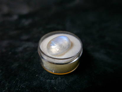 9.55 CT. RAINBOW MOONSTONE: An oval shaped Rainbow Moonstone. 12x16 mm. 9.55 ct.ConditionGood condition.