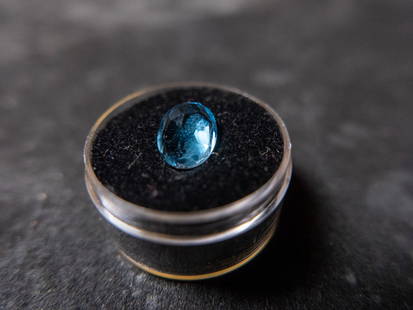 3.74 CT. BLUE TOPAZ: A beautiful oval cut Blue Topaz. AAA quality gemstone. 8x10 mm. 3.74 ct.ConditionGood condition.