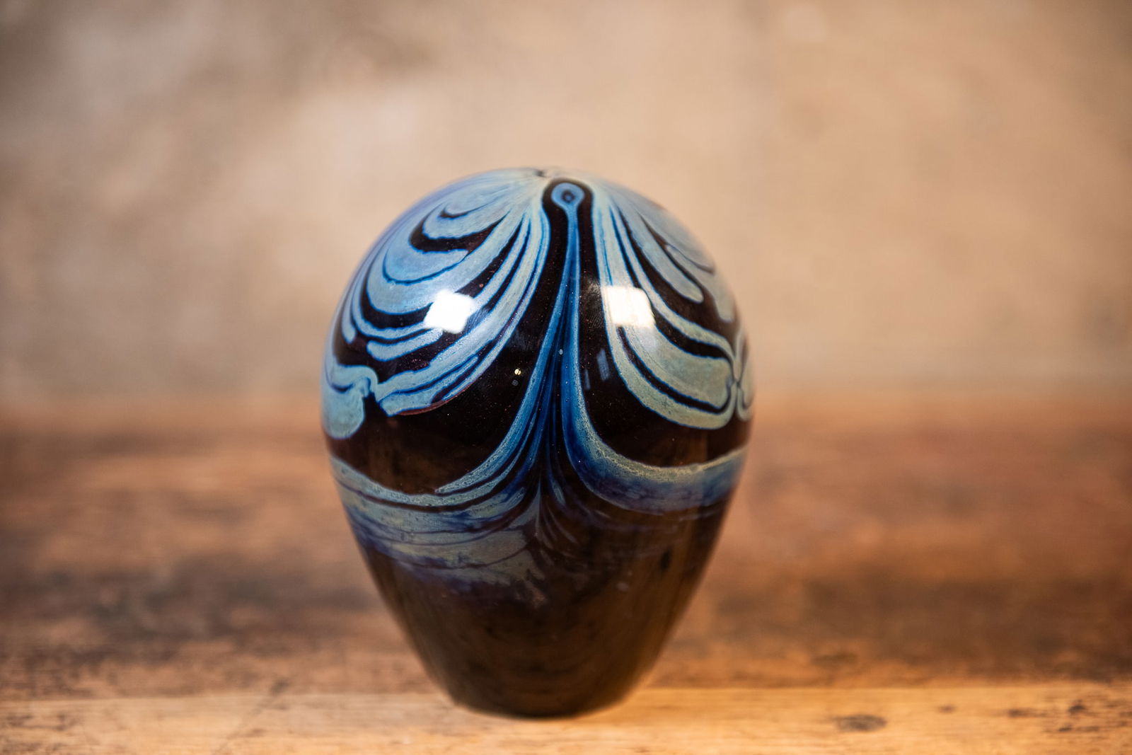 JAMES WAYNE BLOWN GLASS SCULPTURE: A beautiful piece of blown glass sculpture by listed artist James (Jim) Wayne out of California. Circa 1970's Wayne (Born 1929) was known for his glasswork. Size 5.5"H 4.5"W Condition Good condition.