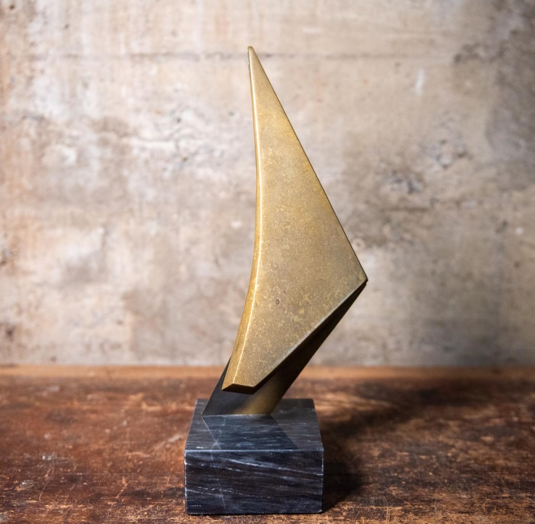 "GEMINI" #092 TOM BENNETT: "GEMINI" a bronze sculpture made by listed artist Tom Bennett, of California. Created in 1982. Item is signed by Tom Bennett and numbered #092 out of a series of 250. Bennett (1928-) is a 20th century