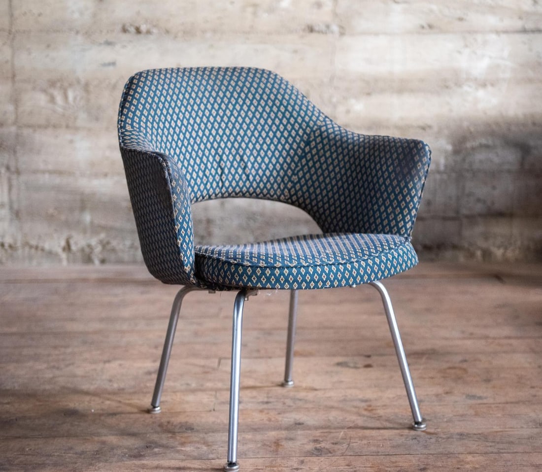 EERO SAARINEN FOR KNOLL BROWN EXECUTIVE ARM CHAIR: Mid-century modern Eero Saarinen for Knoll Brown executive arm chair. One of Knoll's most popular designs that achieved comfort through the shape of its shell. Introduced in 1950, a mid-century modern