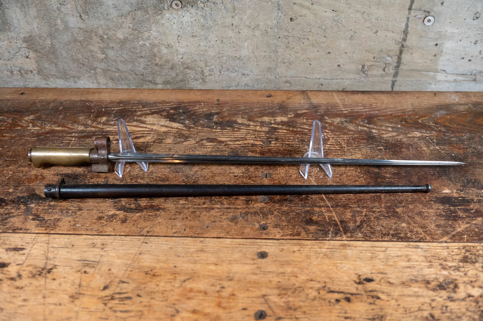 FRENCH M1886 SWORD BAYONET: A French Model 1886 sword bayonet and scabbard designed for use with the 8 mm. M1886 Lebel rifle.The M1886 bayonet was the French mainstay during WWI and many were still in service at the Fall of Fran