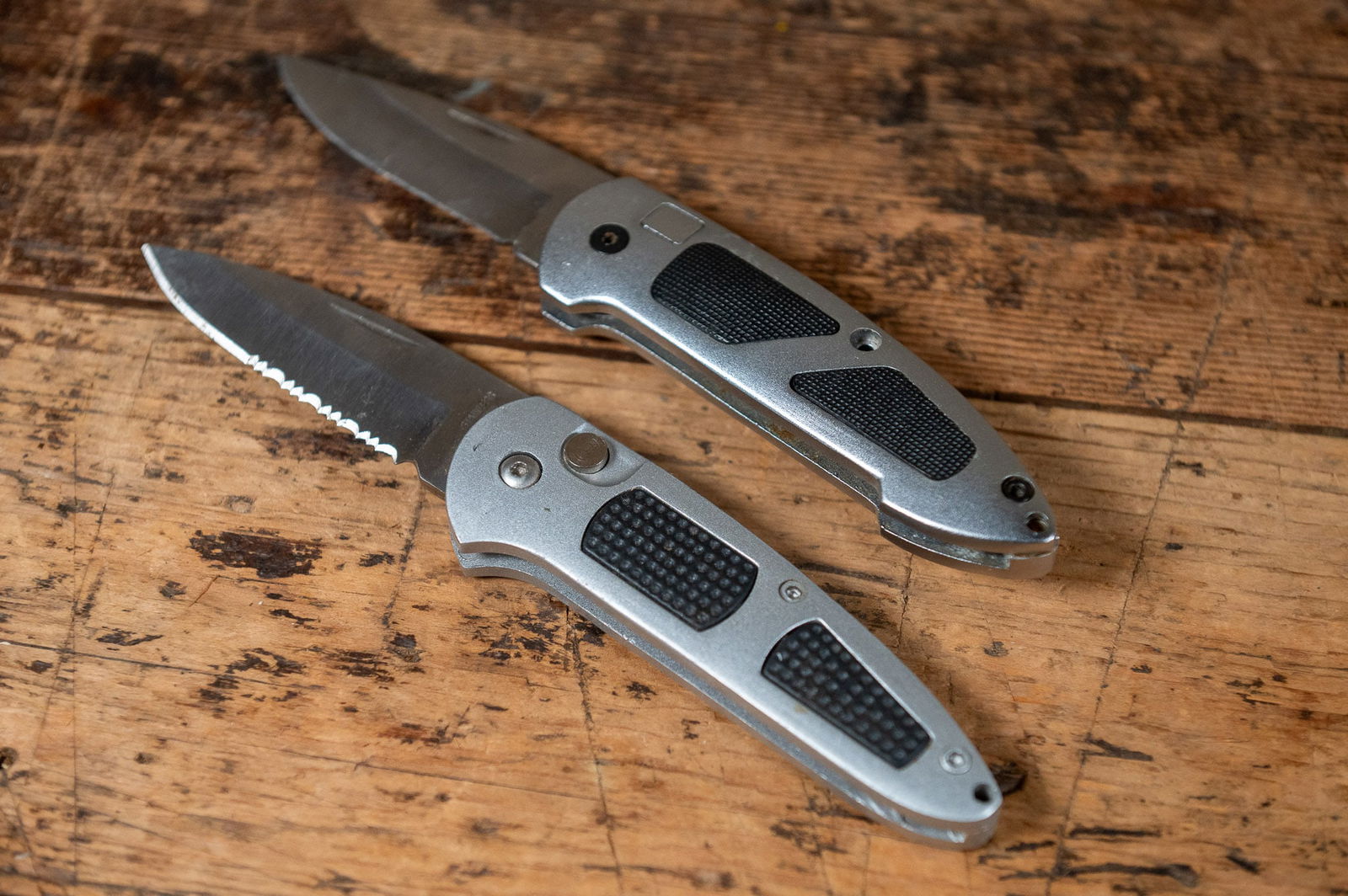 PAIR OF DROP-TIP STAINLESS STEEL SWITCHBLADE KNIVES (1 of 4)