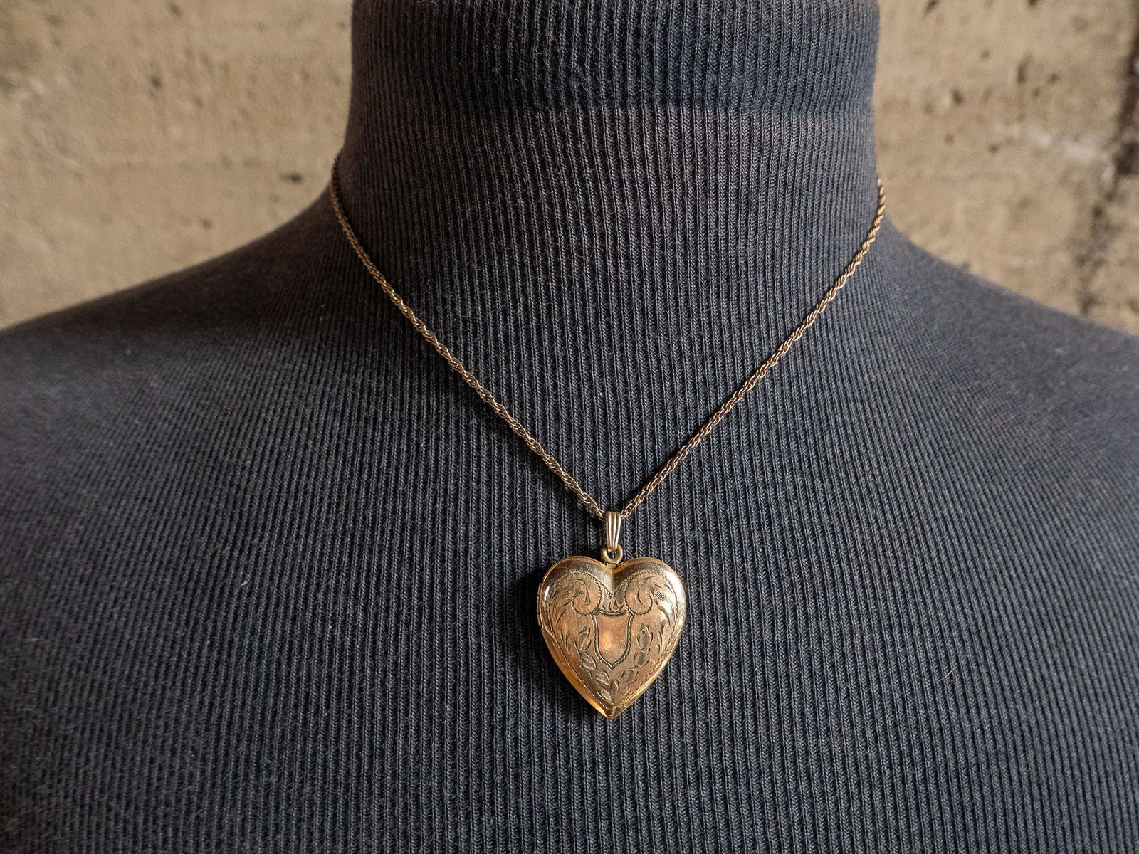 10KT GOLD FILLED LOCKET NECKLACE (1 of 4)