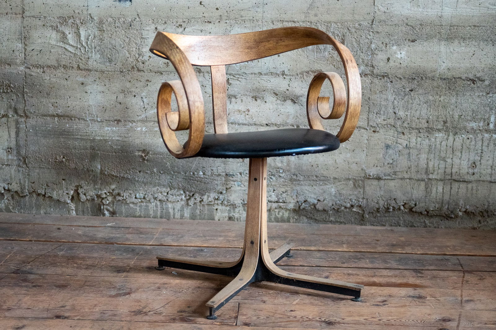 SULTANA CHAIR BY GEORGE MULHAUSER FOR PLYCRAFT: Vintage mid-century Sultana chair by George Mulhauser for Plycraft, circa 1965. Measures 27.5'' H x 22.5'' W x 20'' D. 