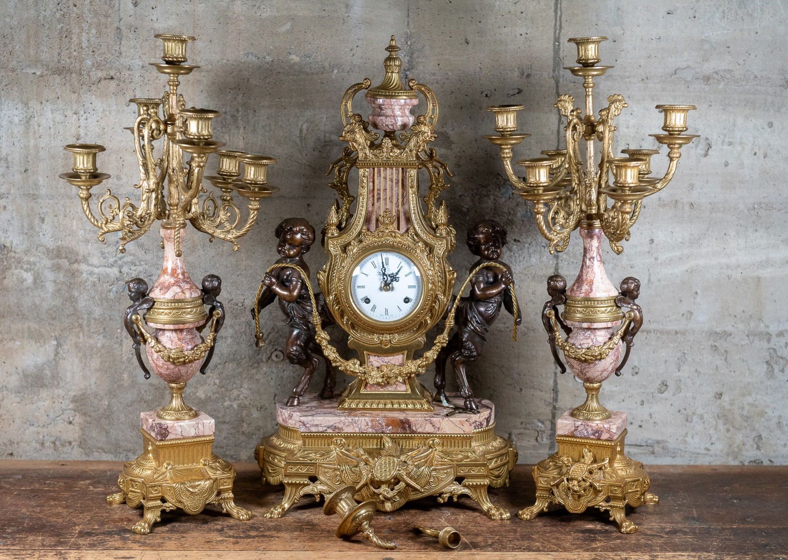IMPERIAL ITALIAN ORMOLU MANTLE CLOCK & CANDELABRAS (1 of 13)