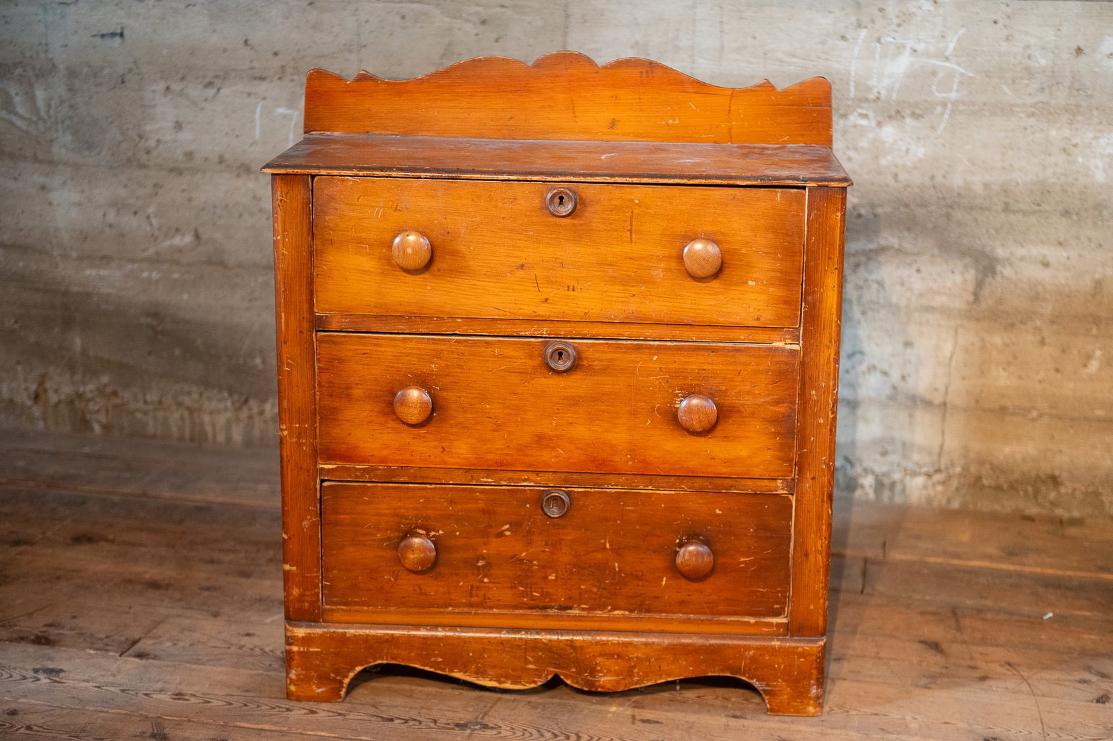 PRIMITIVE CHEST OF DRAWERS (1 of 5)