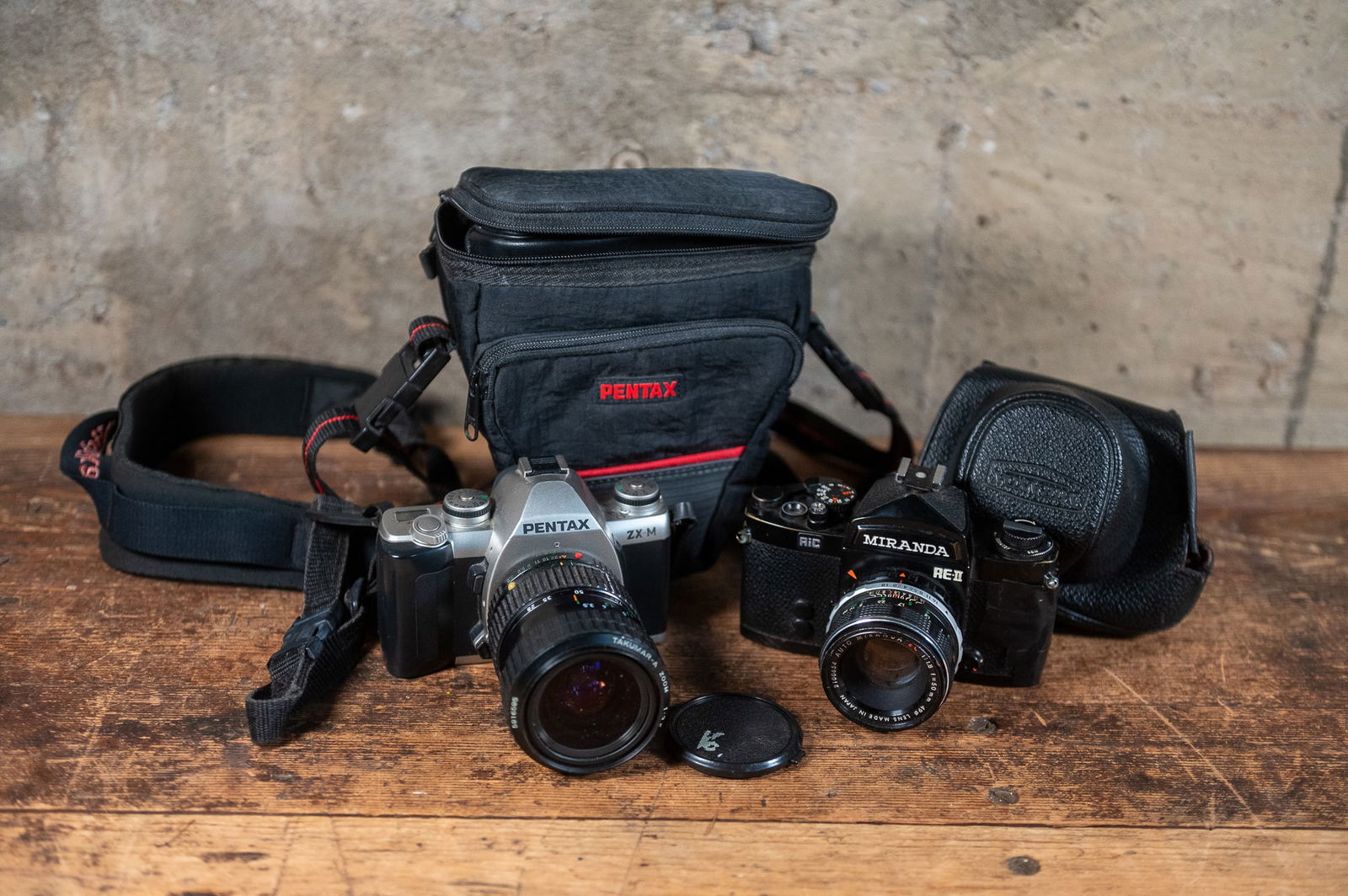 PAIR OF VINTAGE CAMERAS & CASES (1 of 5)
