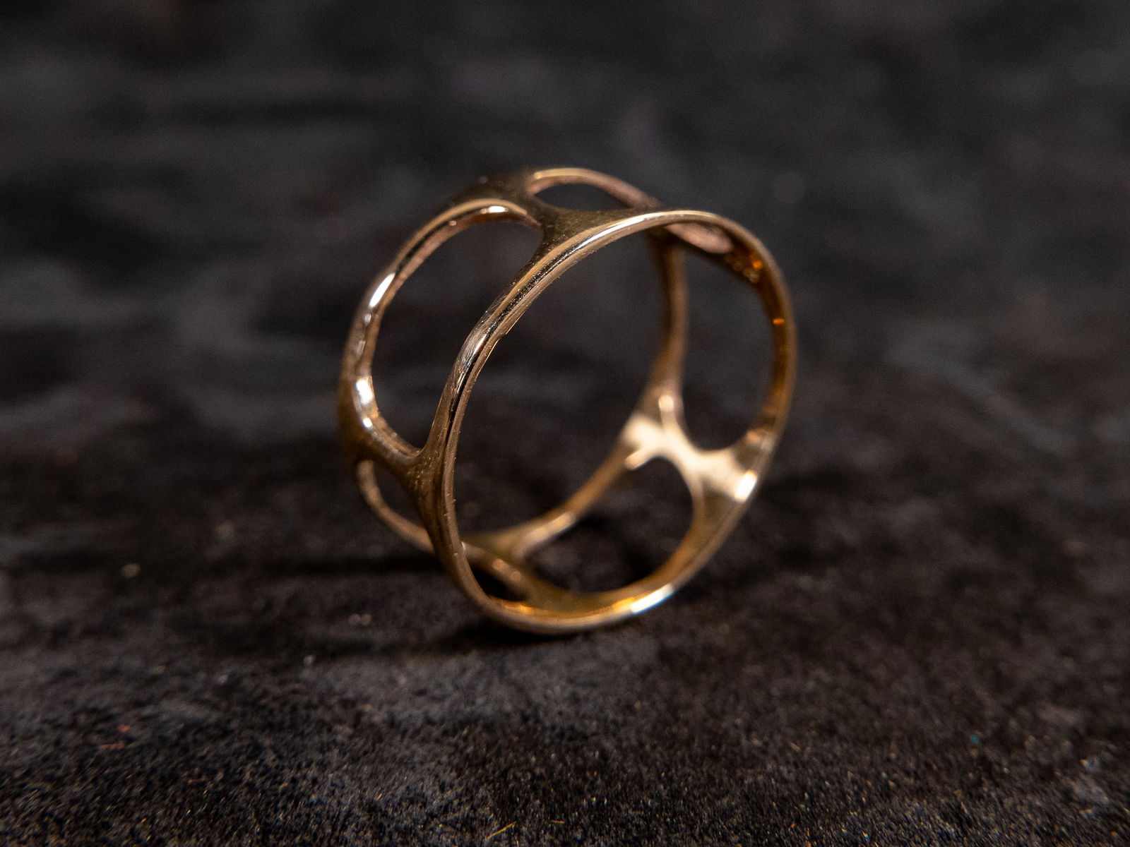 10K YELLOW GOLD CUTOUT RING: A 10K yellow gold ring with a cutout design. Marked 10K inside the band. Size 5.5 with a weight of 1.4 grams. 