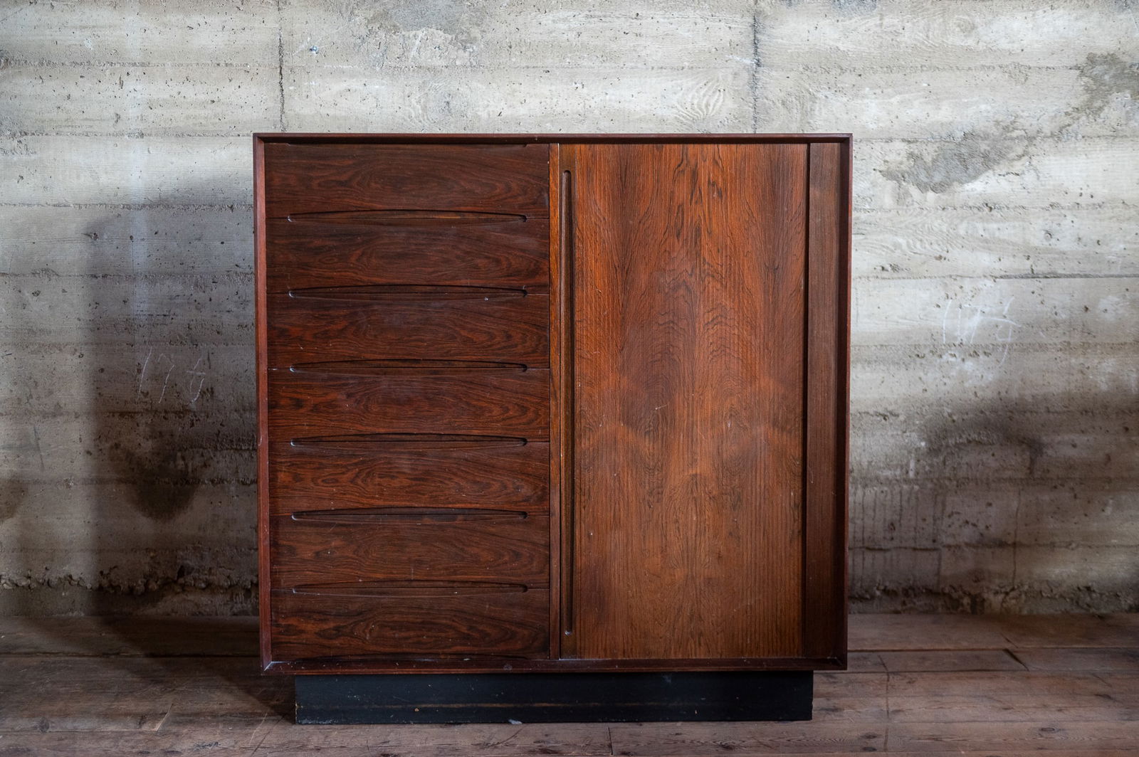 ROSEWOOD GENTLEMAN'S DRESSER BY DYRLUND: A stunning Rosewood gentleman's dresser by Dyrlund with a tambour cabinet on the right featuring eight pull out drawers and seven drawers on the left. Maker's mark inside the top drawer shown in photo