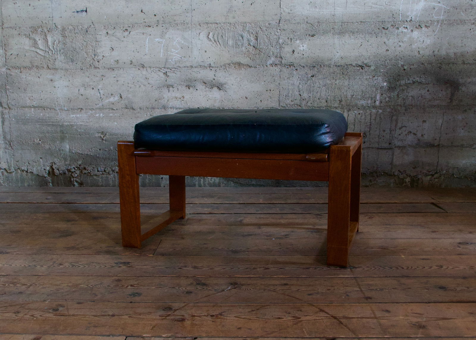 MID-CENTURY STYLE OTTOMAN (1 of 5)