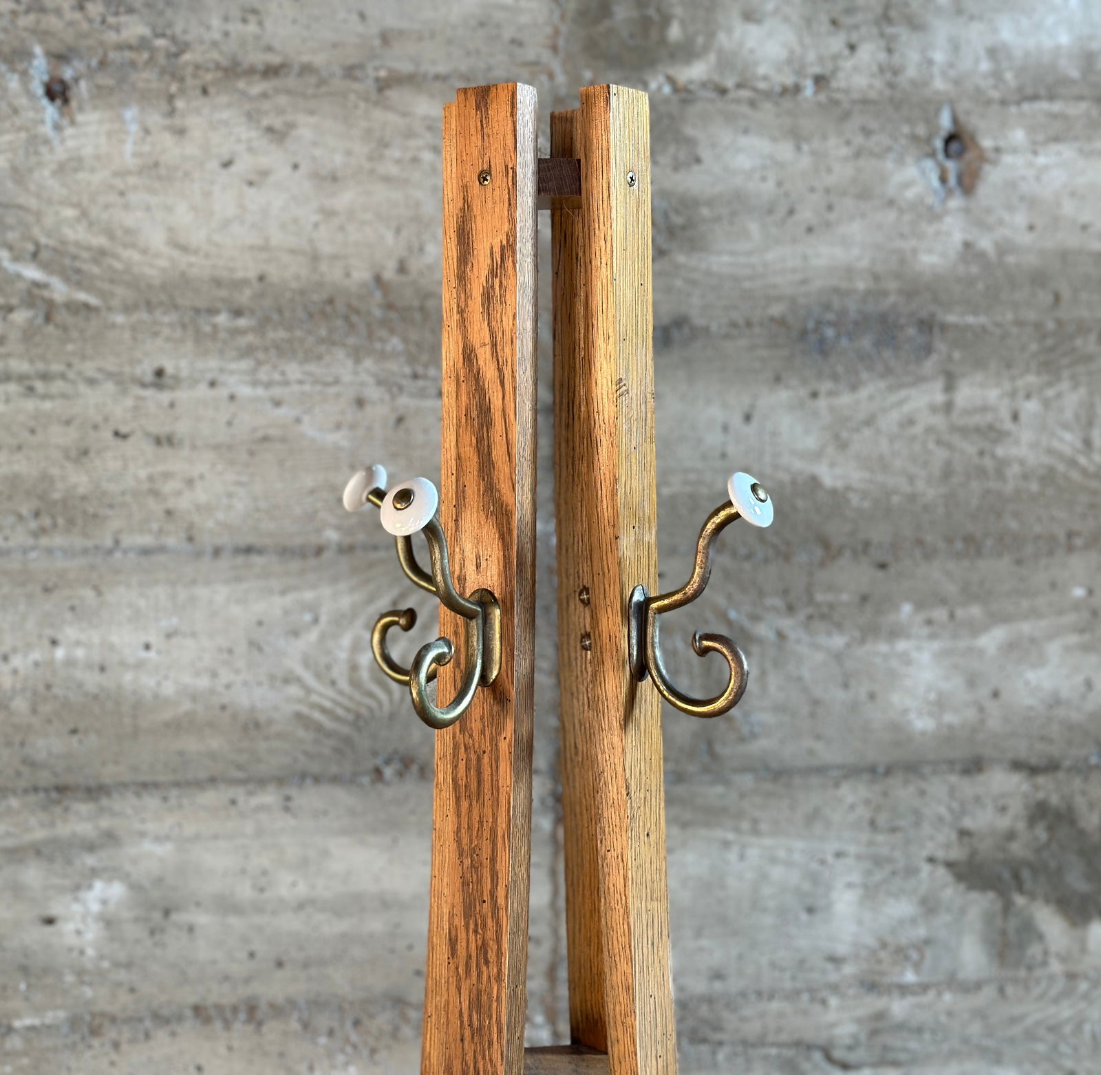 CRAFTSMAN COAT HANGER: A stunning antique Oak Craftsman style coat hanger. In very good overall condition with one porcelain knob missing as shown in photos. This piece measures, 67.5'' H x 13.5'' W x 13.5'' D.