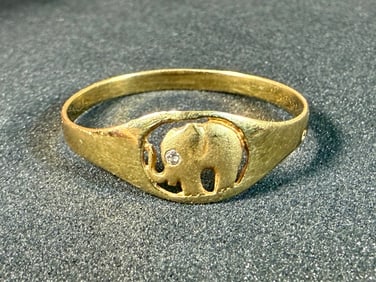 18K GOLD RING WITH ELEPHANT & DIAMOND
