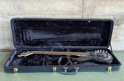 TRABEN ARRAY 4-STRING BASS GUITAR & TRAVEL CASE