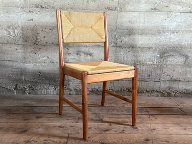 MID-CENTURY STYLE CHAIR