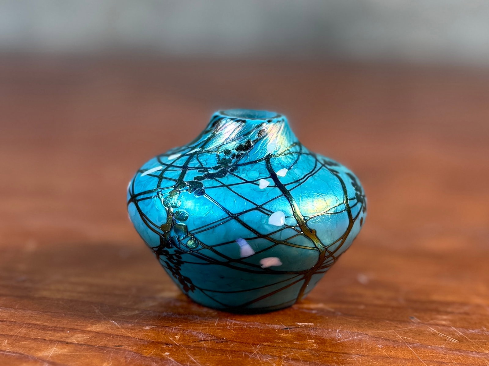 ROGER VINES, MT ST. HELENS ART GLASS VASE: This lot features a Mt St. Helens art glass vase by listed artist, Roger Vines. Signed underneath as shown in photos and is in excellent condition. Measures, 1.5'' H x 2.25'' W.