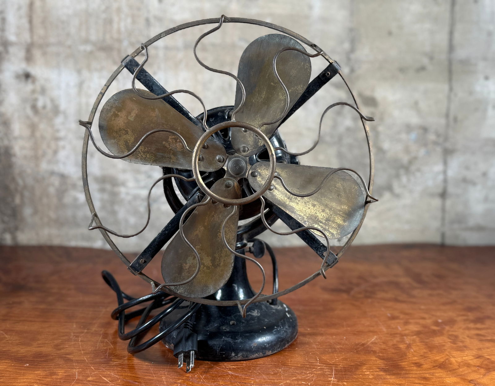 WESTINGHOUSE ELECTRIC, 1893 ELECTRIC FAN: This lot features a remarkable 1893 Westinghouse electric fan, specifically the model 60677 known as the "Tank" style. This fan is a historic and highly collectible early AC fan featuring