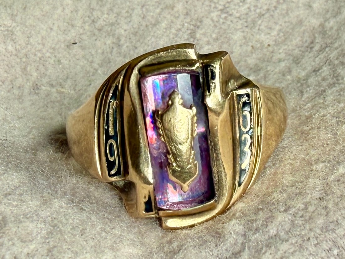 10K GOLD CLASS RING: This lot features a 10k gold class ring from 1963 in a size 9 with a total approx. weight of 5.82 grams.